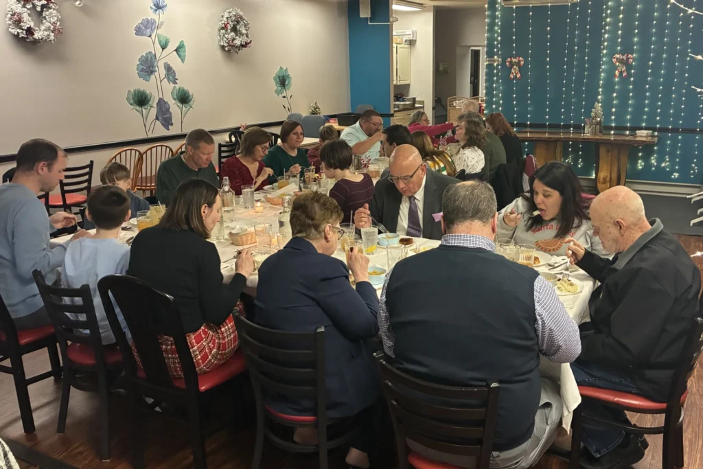 Another wide view of guests seated together for a Christmas Eve Holy Supper at Kat’s Café & Restaurant.
