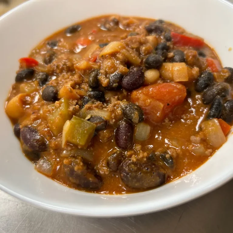 Hearty homemade chili at Kat’s Café & Restaurant, with ground meat, beans, tomatoes, peppers, and onions in a white bowl.