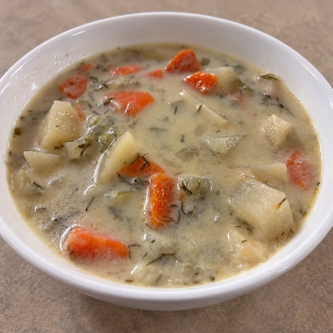Creamy homemade vegetable soup at Kat’s Café & Restaurant, with carrots, potatoes, herbs, and mixed vegetables in a white bowl.